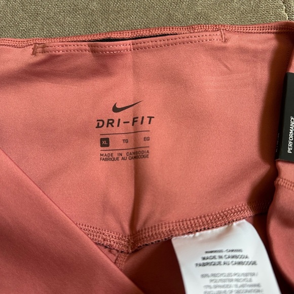 Nike Performance Top in Dusty Pink - Picture 1 of 10